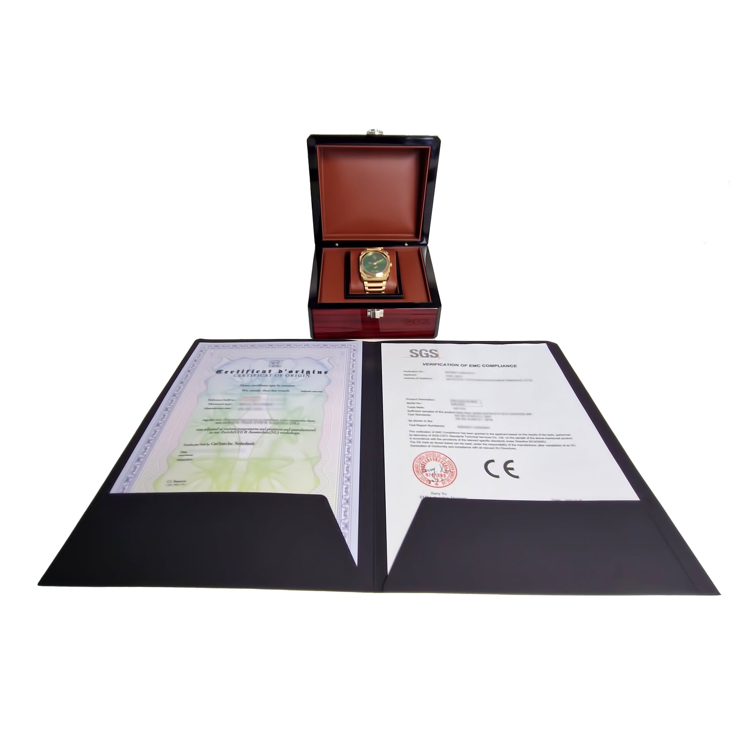 Montre dans son coffret noir avec documents de garantie déployés.