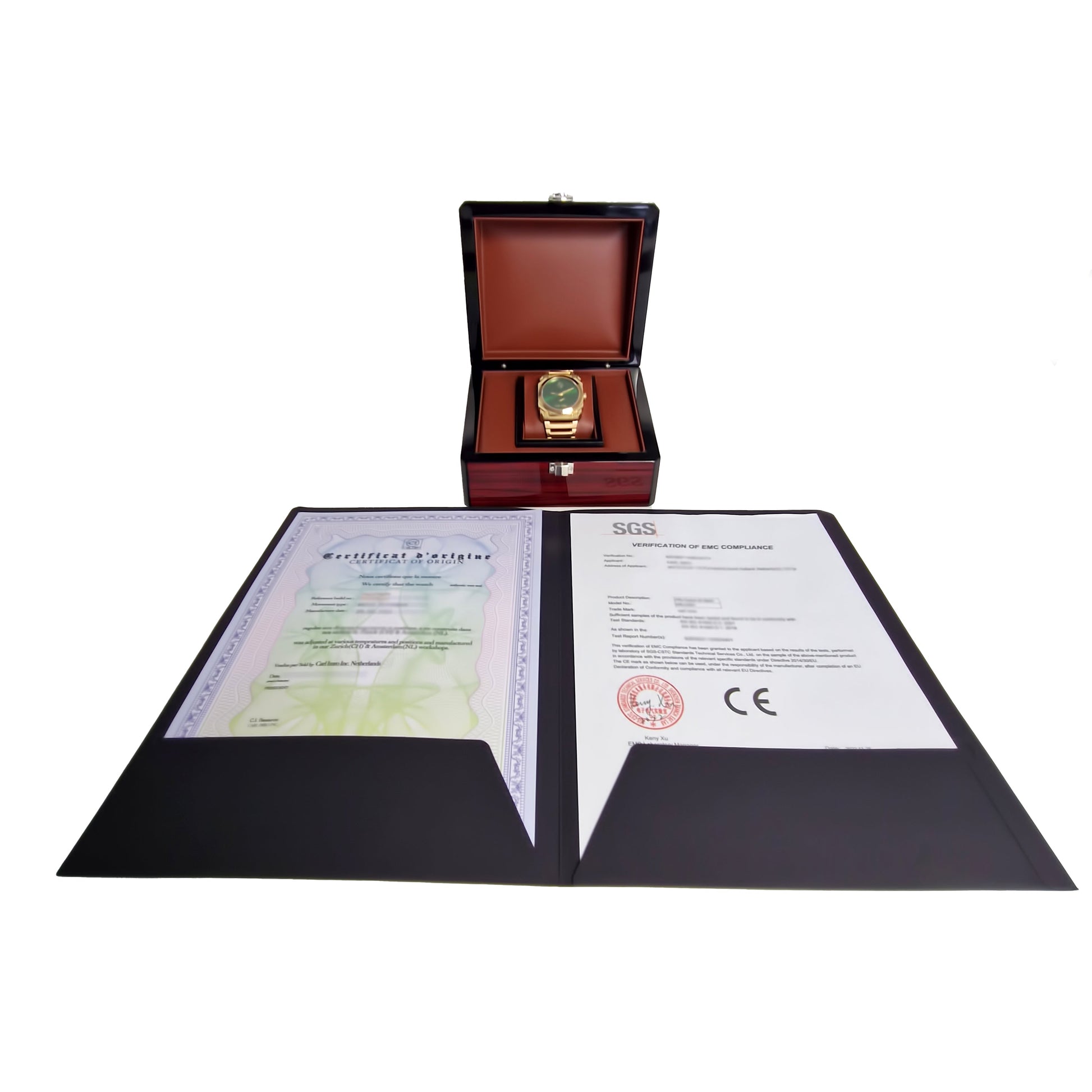 Montre dans son coffret noir avec documents de garantie déployés.