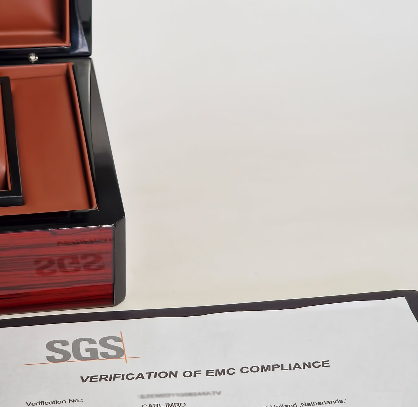 Document de conformité SGS pour CEM, près du coffret de la montre.