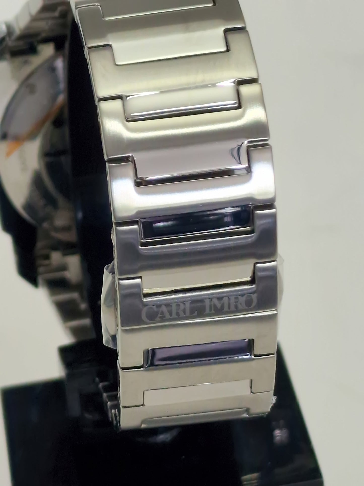 Montre-bracelet argent, détail du bracelet à maillons et fermoir gravé.
