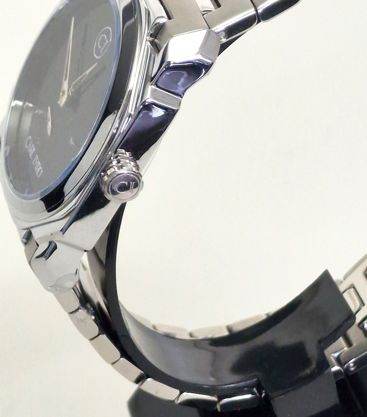 Montre-bracelet argent, boîtier rond et bracelet à maillons avec lunette polie.