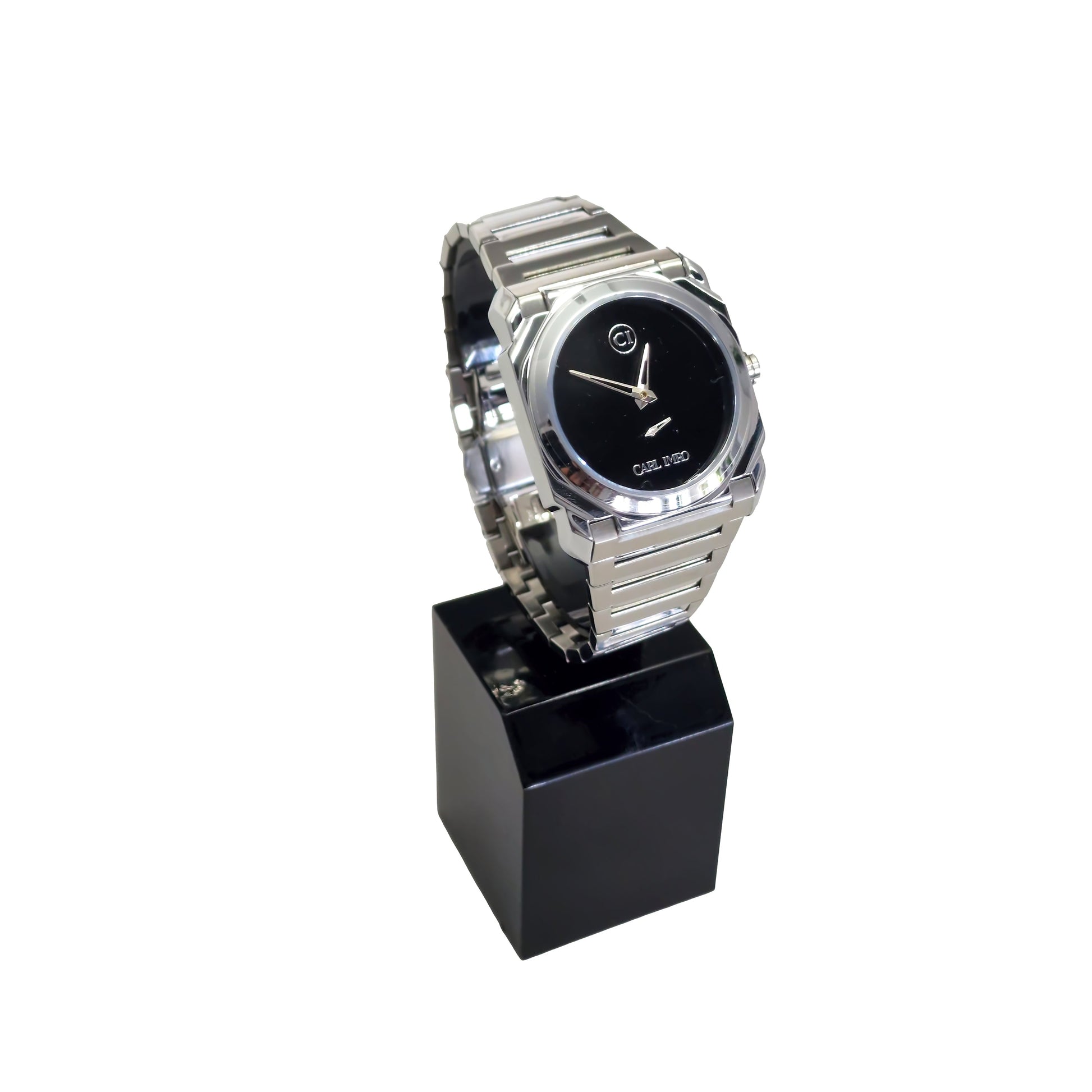 Montre-bracelet argentée à cadran noir, vue de face sur présentoir
