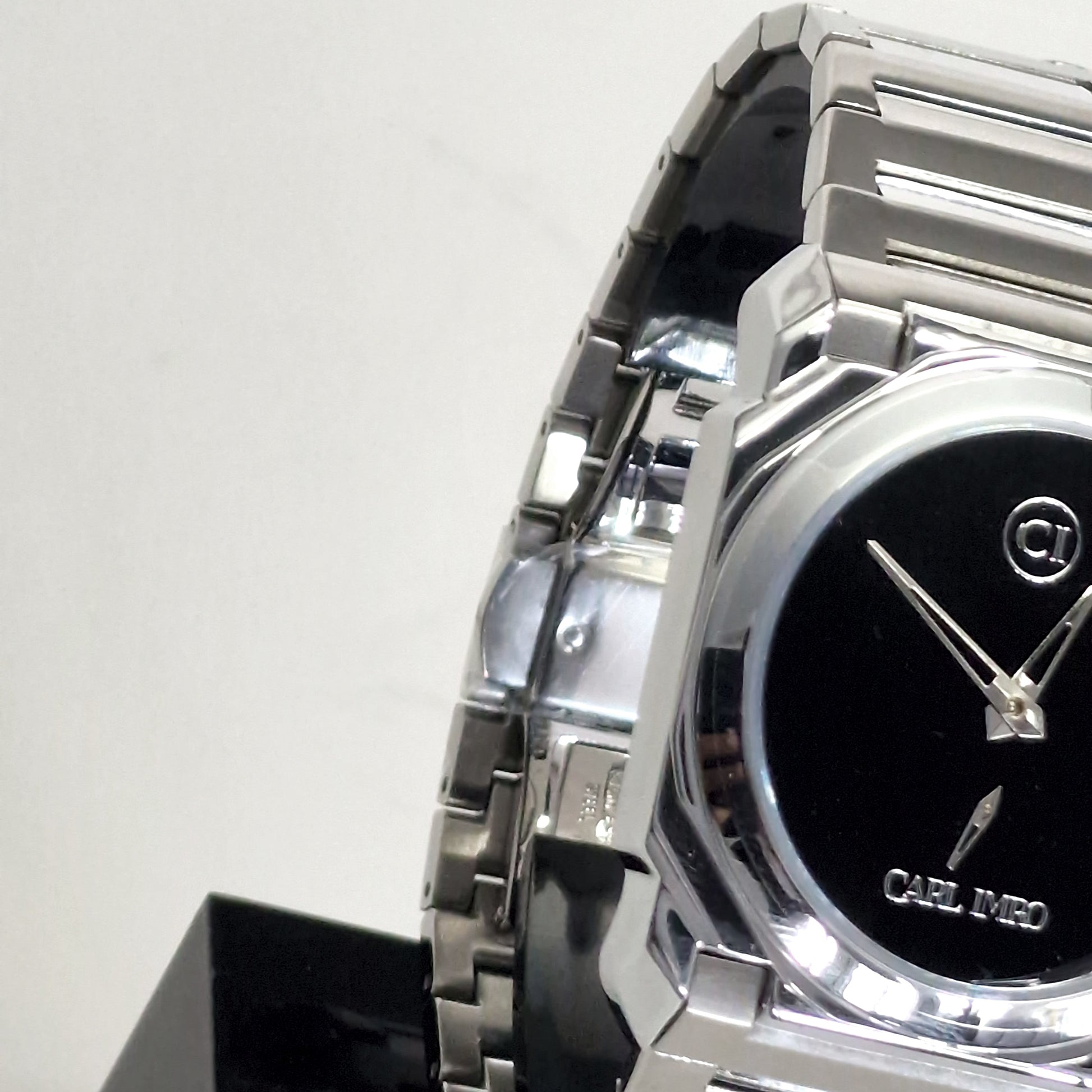 Montre homme argentée, cadran bleu foncé, détails de la couronne et du boîtier