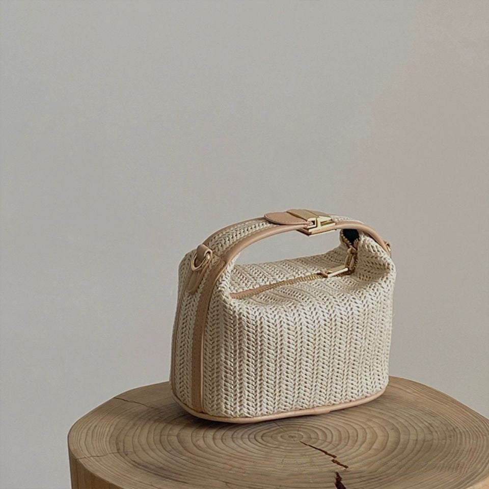 Sac bandoulière beige tressé, poignée courte et fermoir rectangulaire