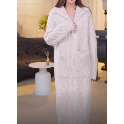 Cardigan long tricot blanc, patte boutonnée, poches plaquées, col montant