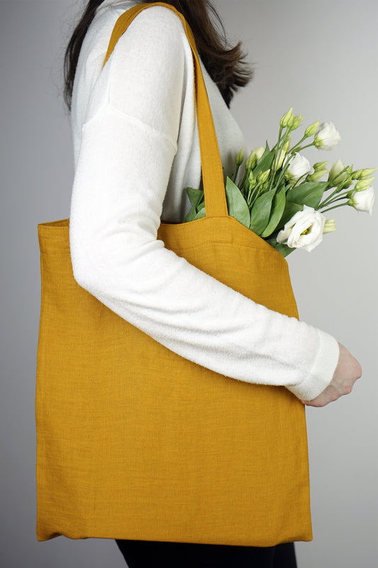 Sac fourre-tout en lin moutarde, anses longues, format 32×37 cm.