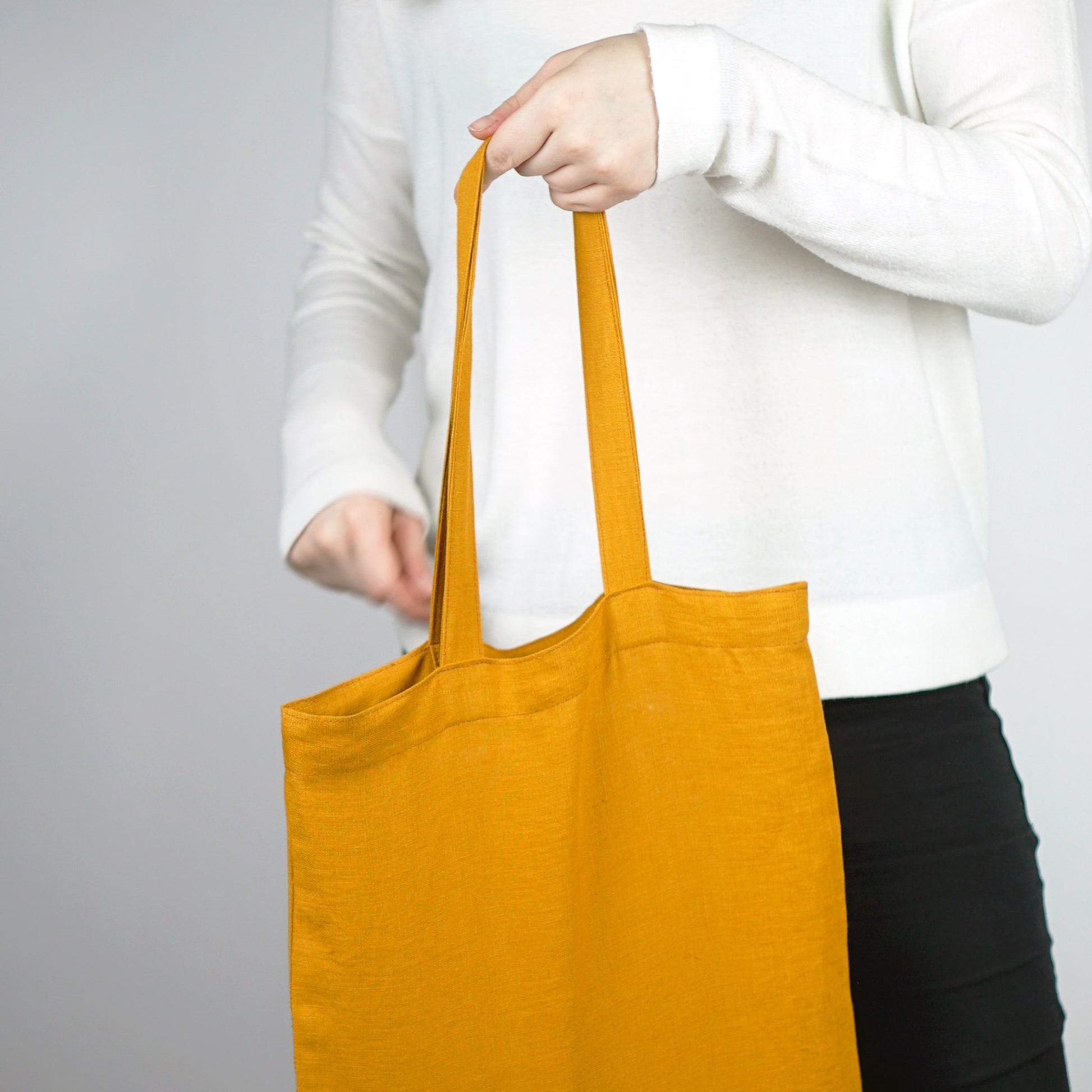 Sac fourre-tout en lin moutarde, vue de face, anses longues.