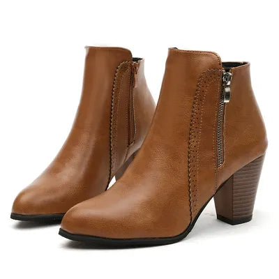 Bottines PU à talon bloc caramel et noir, fermeture éclair latérale.