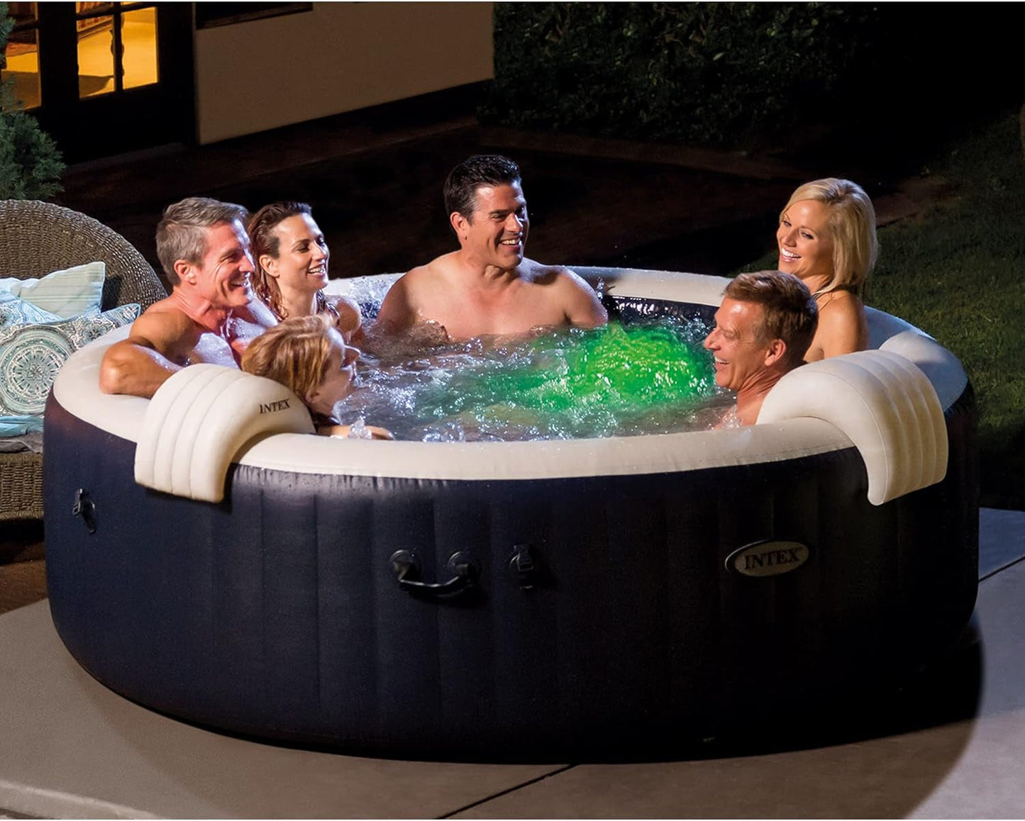 Spa gonflable bleu cobalt rempli d’eau : six personnes se détendent avec massage à bulles