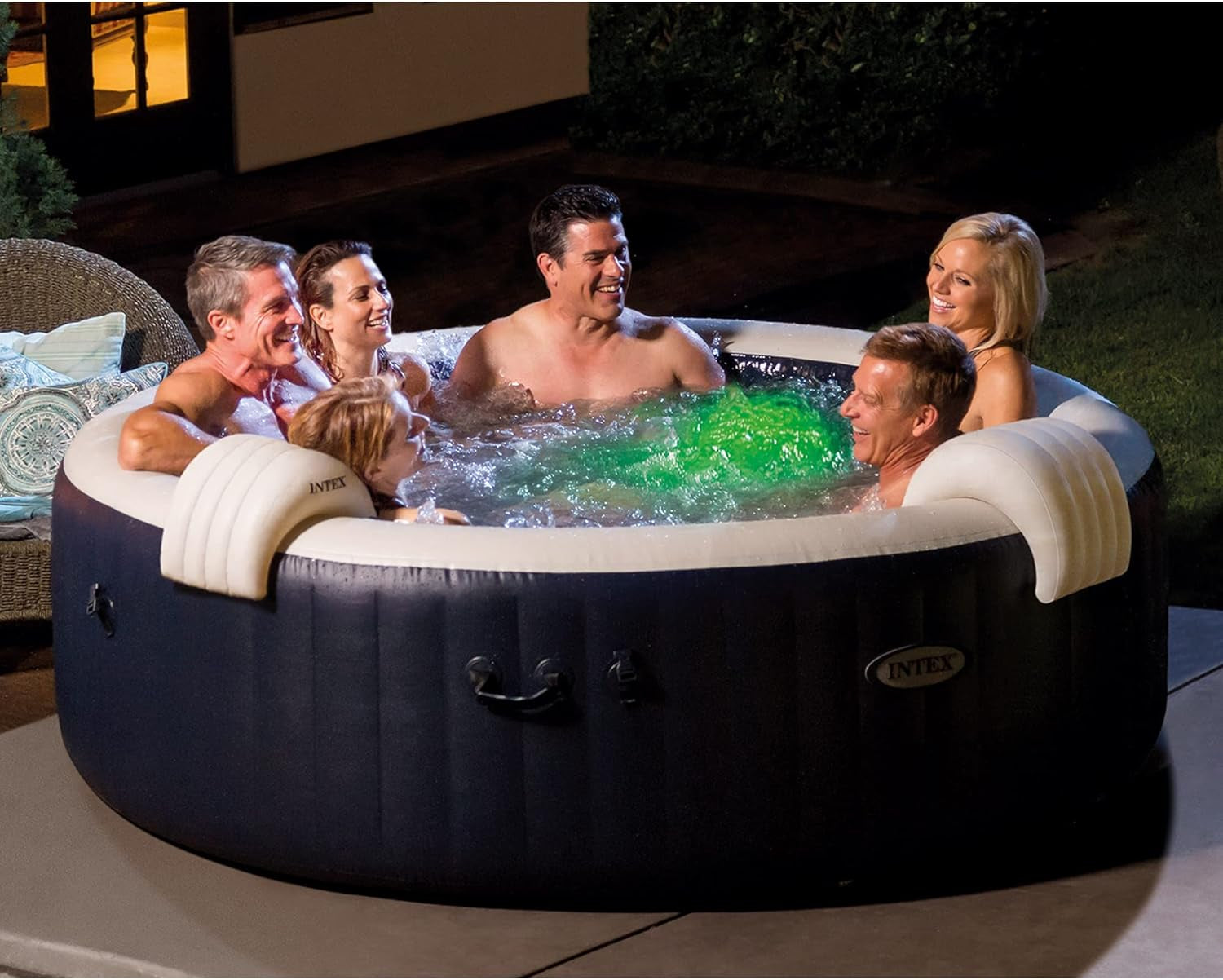 Spa gonflable bleu cobalt rempli d’eau : six personnes se détendent avec massage à bulles
