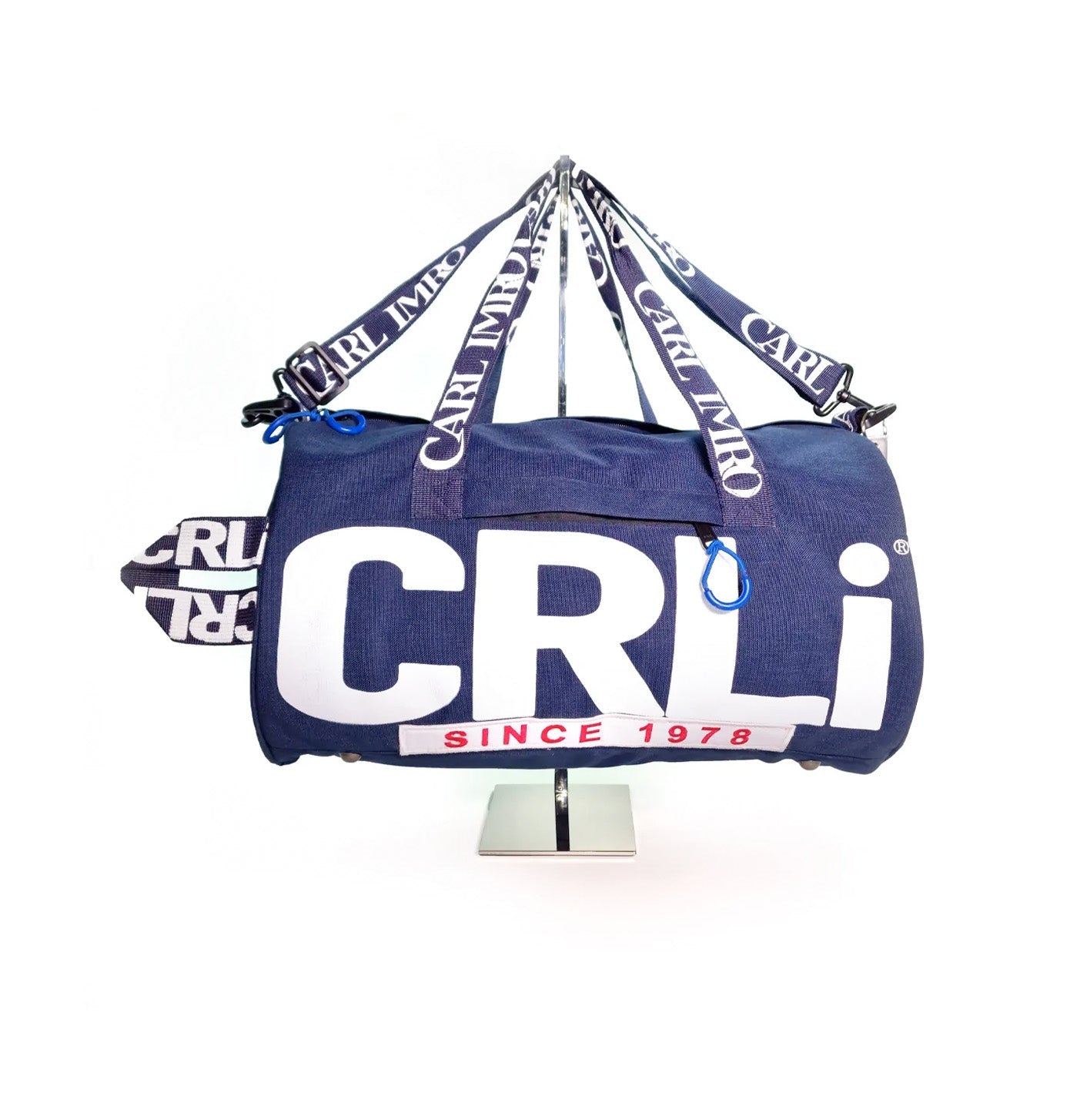 Sac duffel en denim bleu avec logo CRLi et anses tressées.