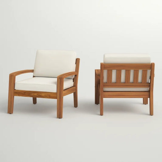 Fauteuil de jardin en acacia avec coussin beige et dossier ajouré à lamelles verticales.