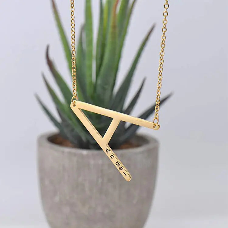 Collier en acier titane doré avec pendentif lettre en forme de A.