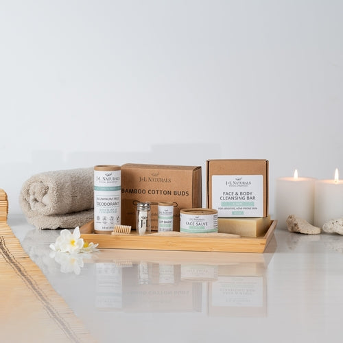 Coffret de soins J.L. Naturals sur plateau : baume lèvres, savon nettoyant visage et déodorant