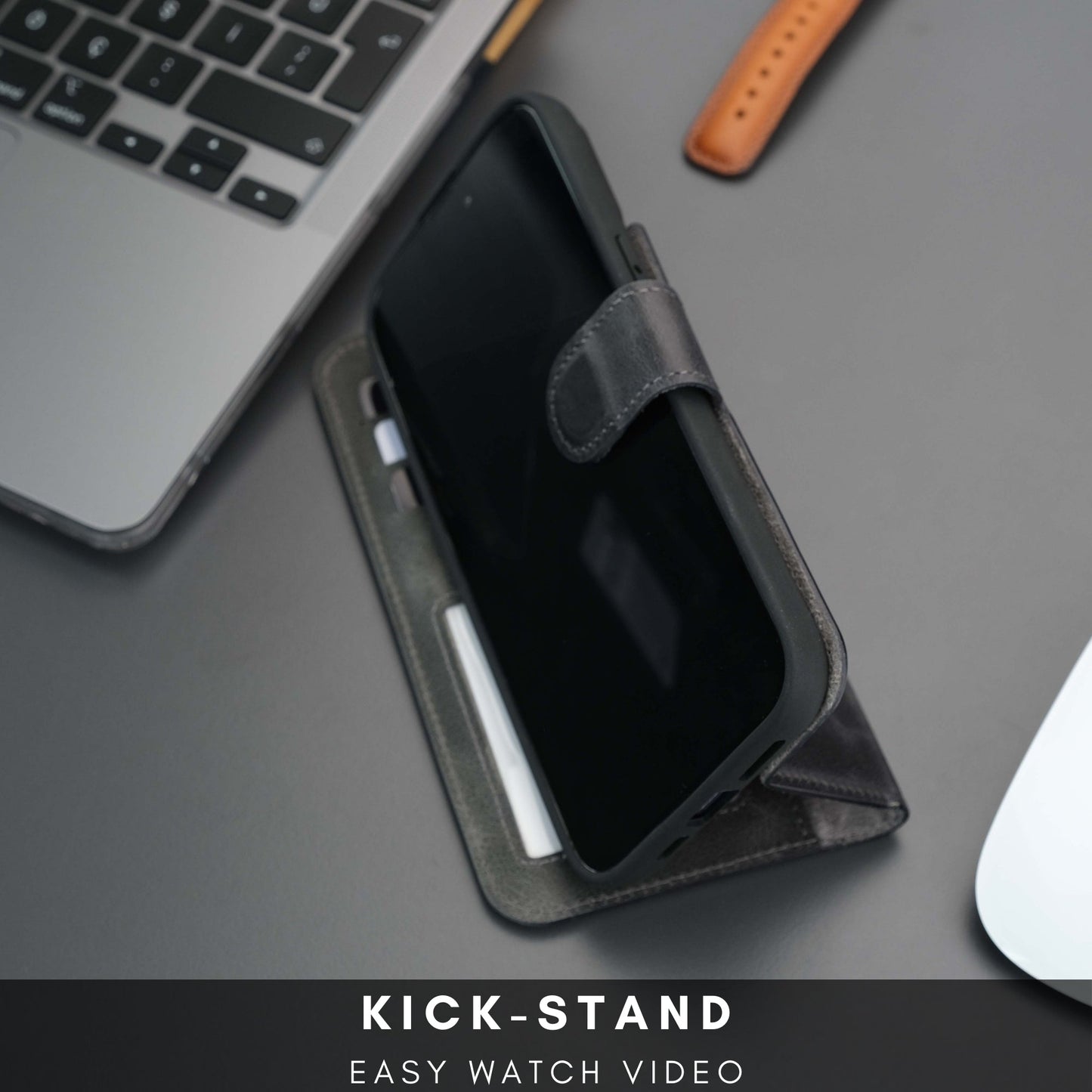 Coque portefeuille en cuir pour iPhone gris, rabat ouvert en position support d’appoint.