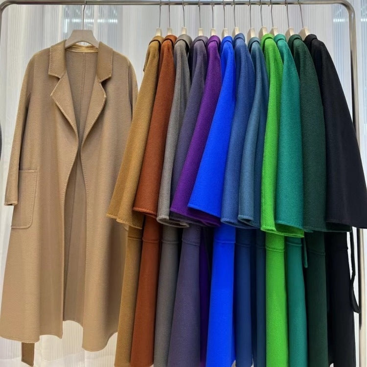 Manteaux longs en laine sur cintres, palette camel, bleu, vert et violet