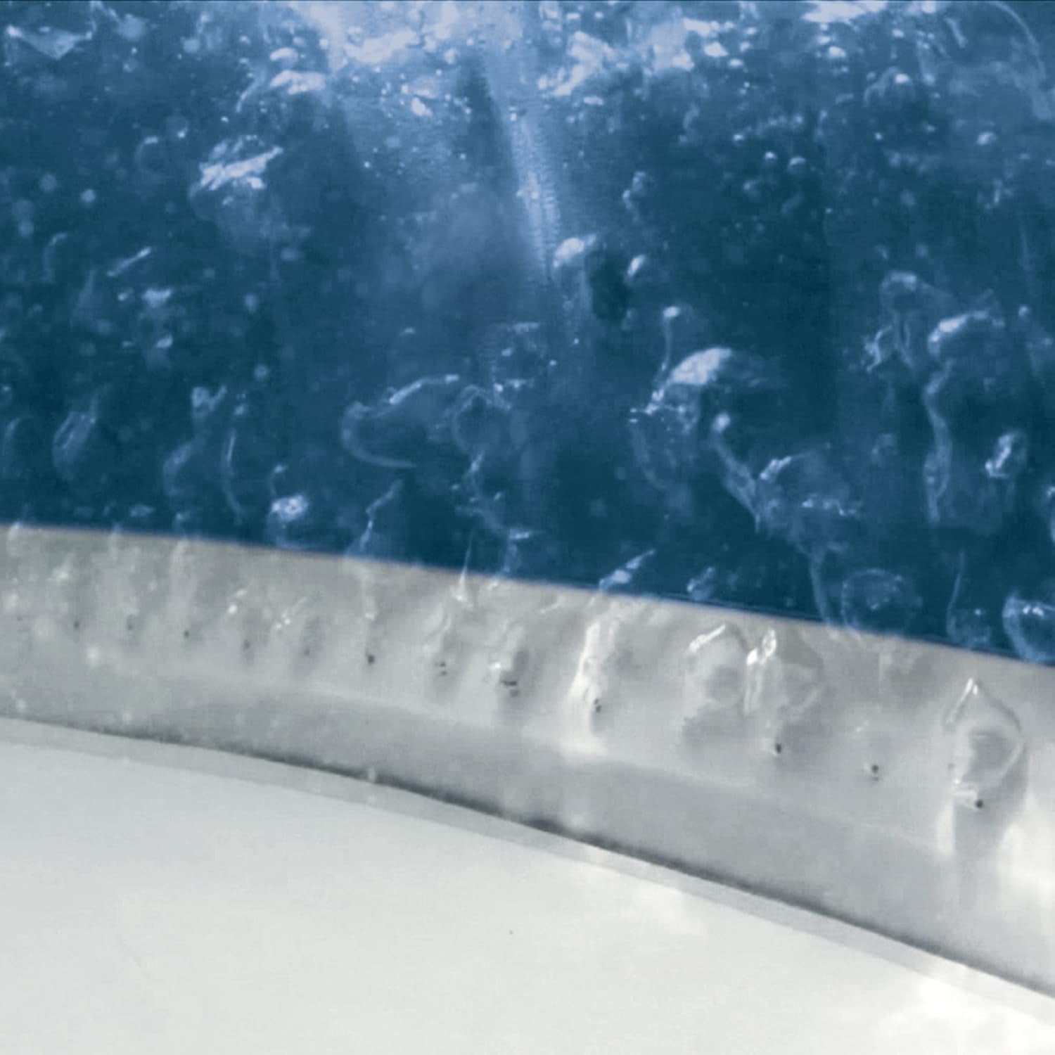 Paroi intérieure du spa avec texture moulée et zone de bulles, vue rapprochée