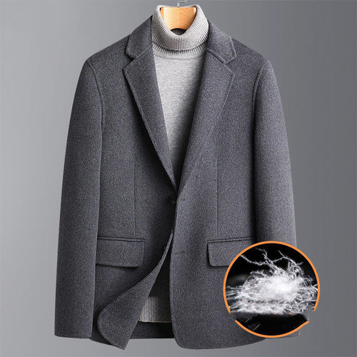 Manteau homme en laine grise, revers crantés, boutonnage et poches plaquées.