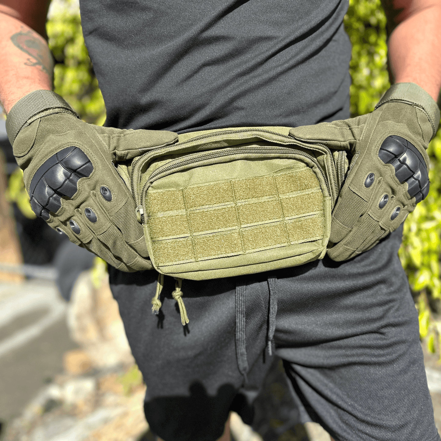 Gants tactiques JupiterGear vert olive, renforts noirs sur la paume et sur le poignet.