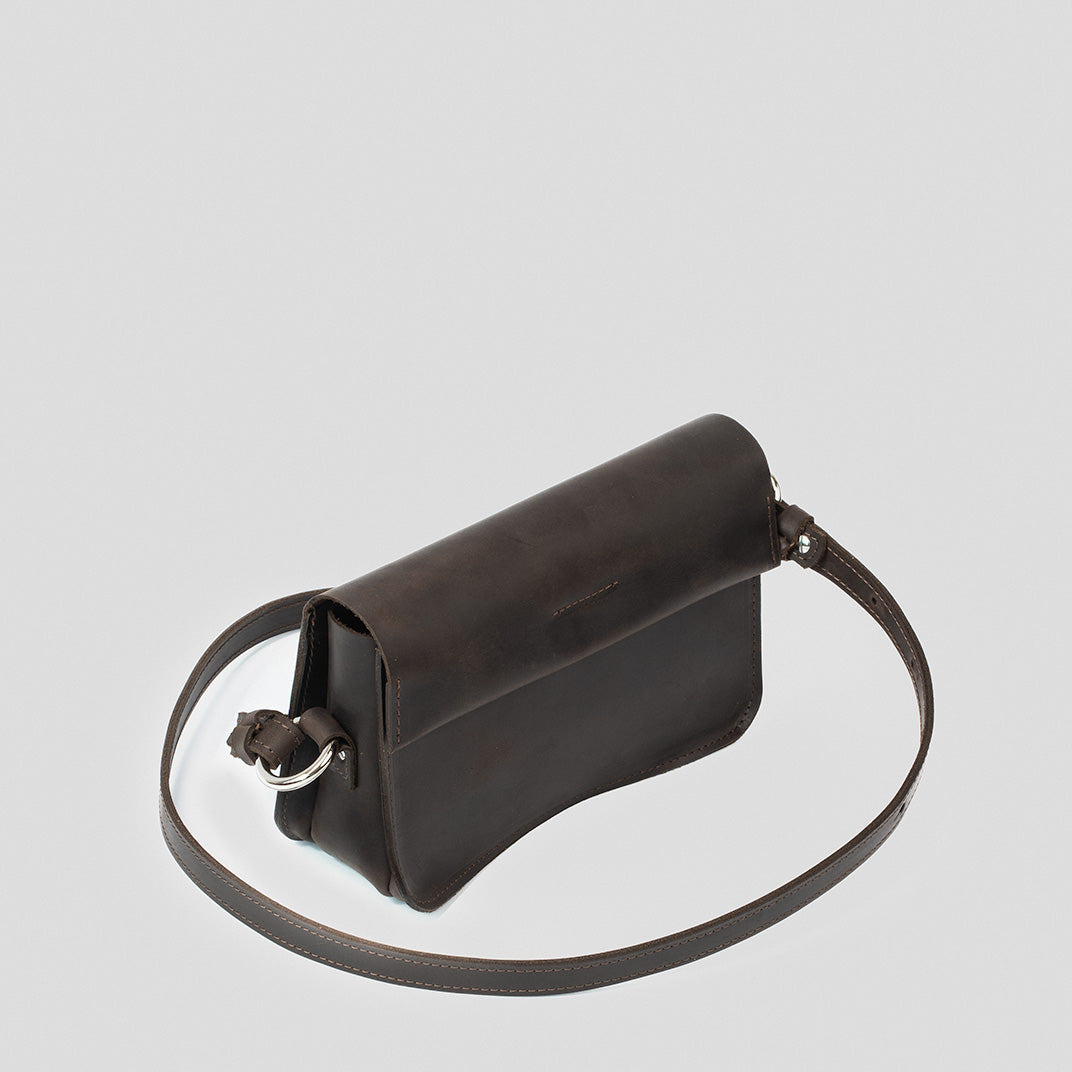Sac bandoulière en cuir brun foncé, petit format, anse à anneau