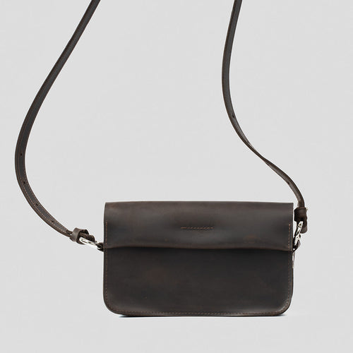 Petit sac bandoulière en cuir brun foncé, rabat et boucle métallique
