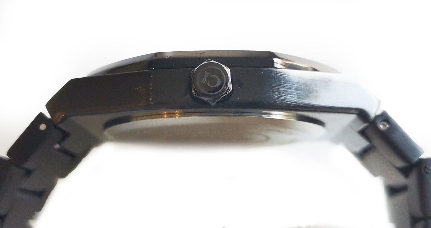 Boîtier de montre acier, couronne et fond, bracelet à maillons noirs.