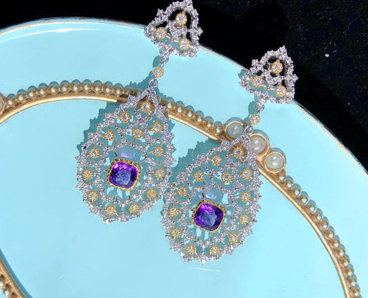 Boucles d’oreilles pendantes motif ajouré, améthyste violette, détails dorés et perles