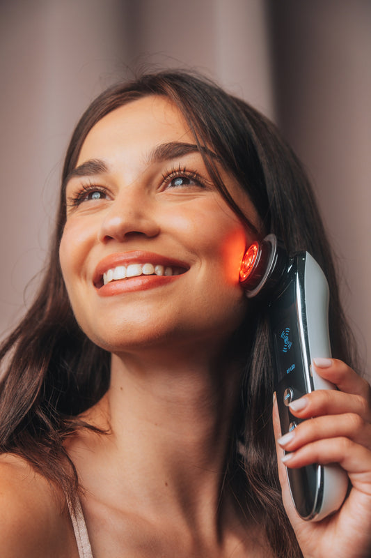 Wand de radiofréquence COCOON SKIN, écran LED rouge allumé sur un appareil noir-gris