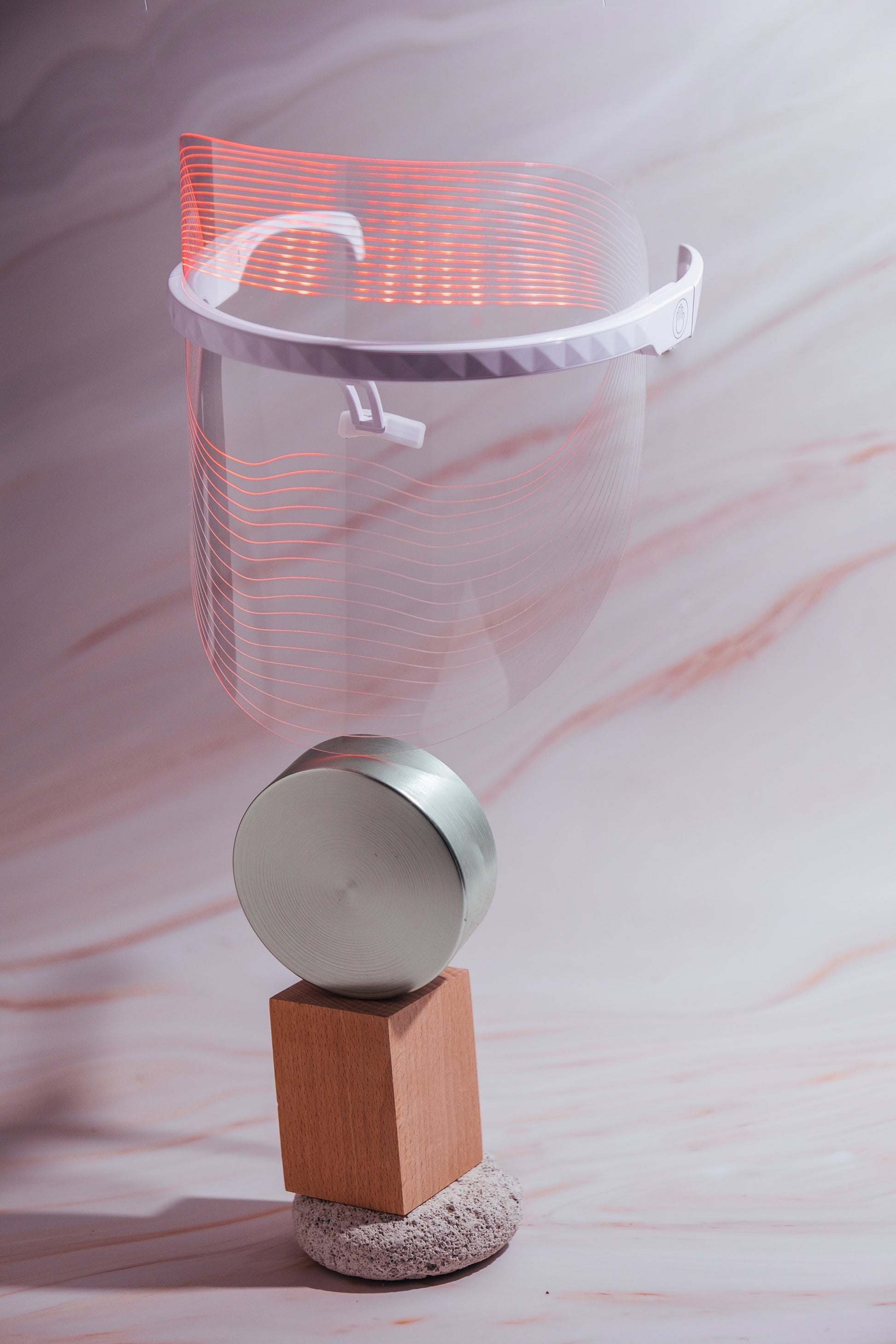 Masque LED pour le visage transparent avec bandeau gris, lignes lumineuses rouges, posé
