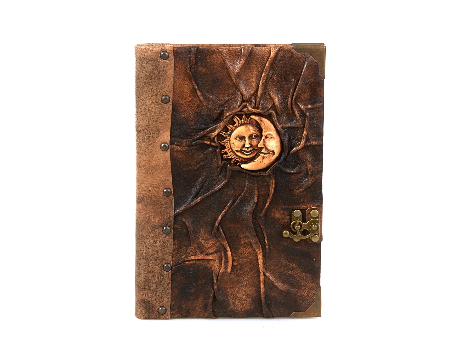 Carnet en cuir brun avec motif Soleil Lune en relief et fermeture à loquet