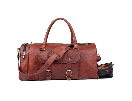Sac de voyage en cuir marron, poignées et bandoulière, compartiment à chaussures