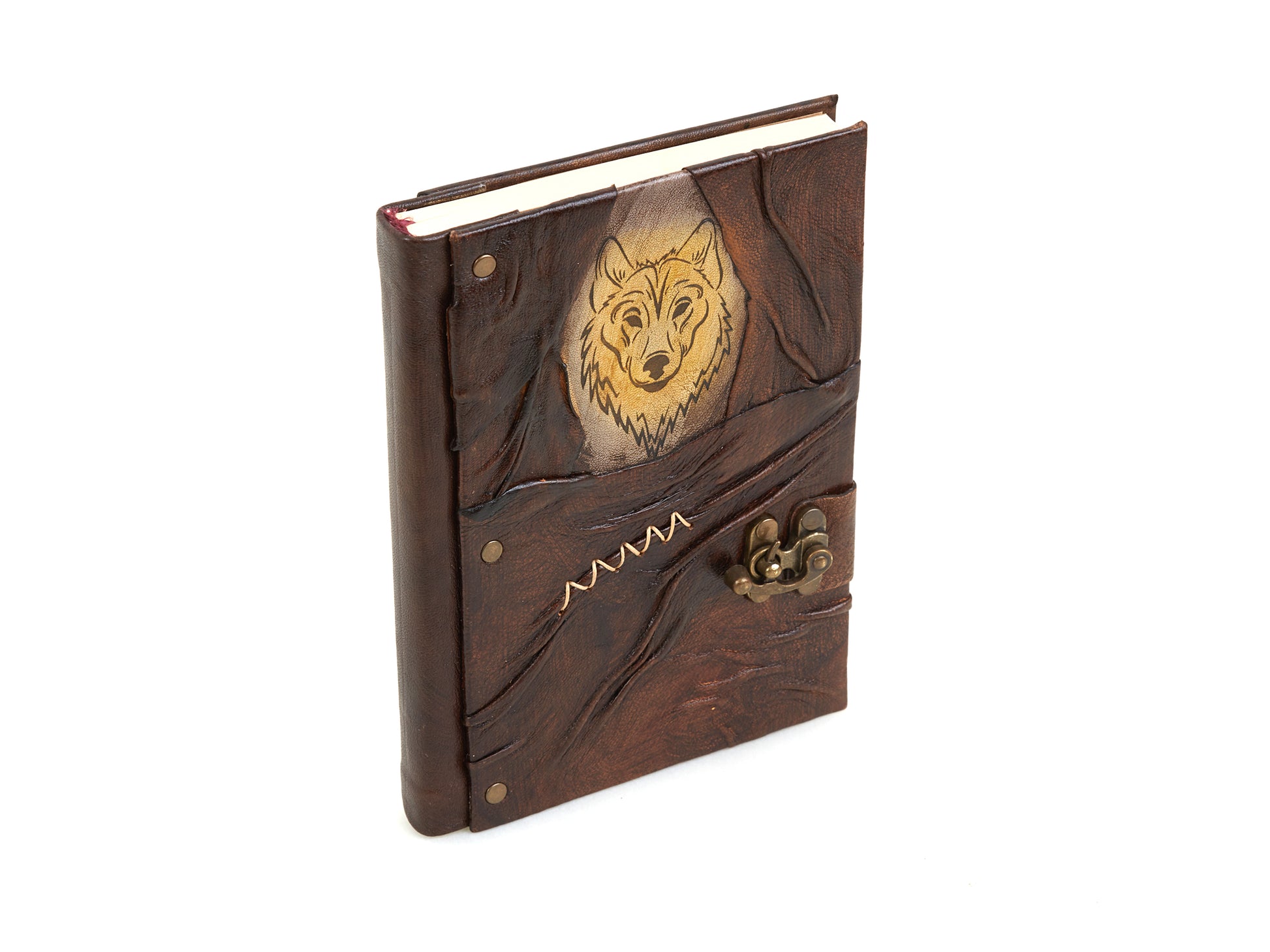 Journal en cuir brun ouvert, motif de loup doré et fermeture à boucle