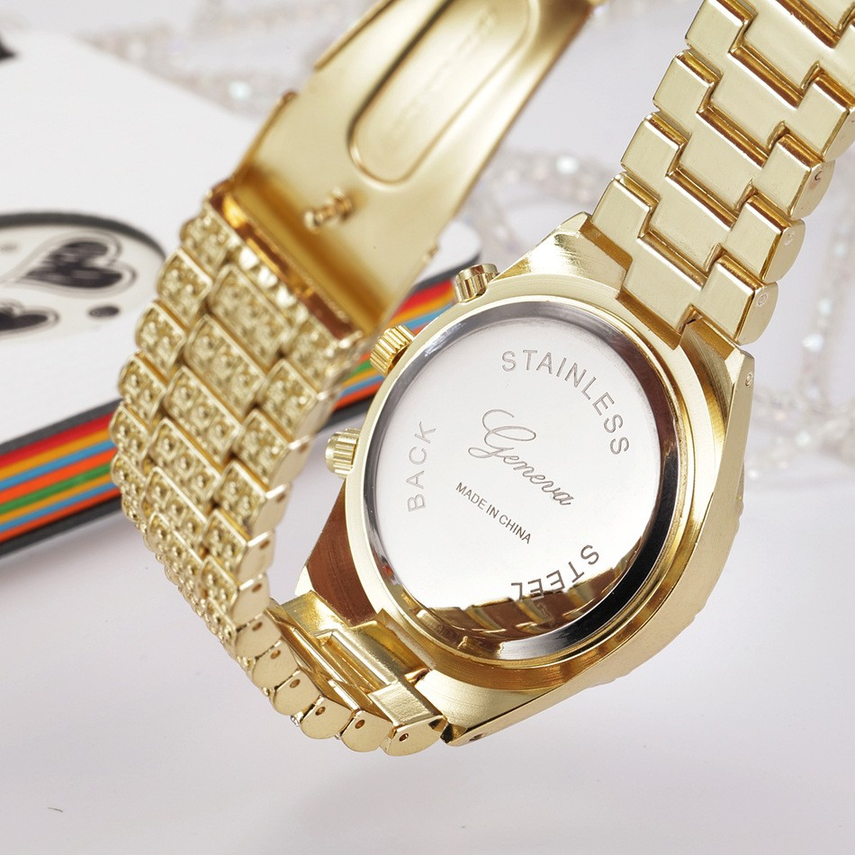 Montre femme plaquée or, fond et bracelet à maillons sertis, vue arrière.