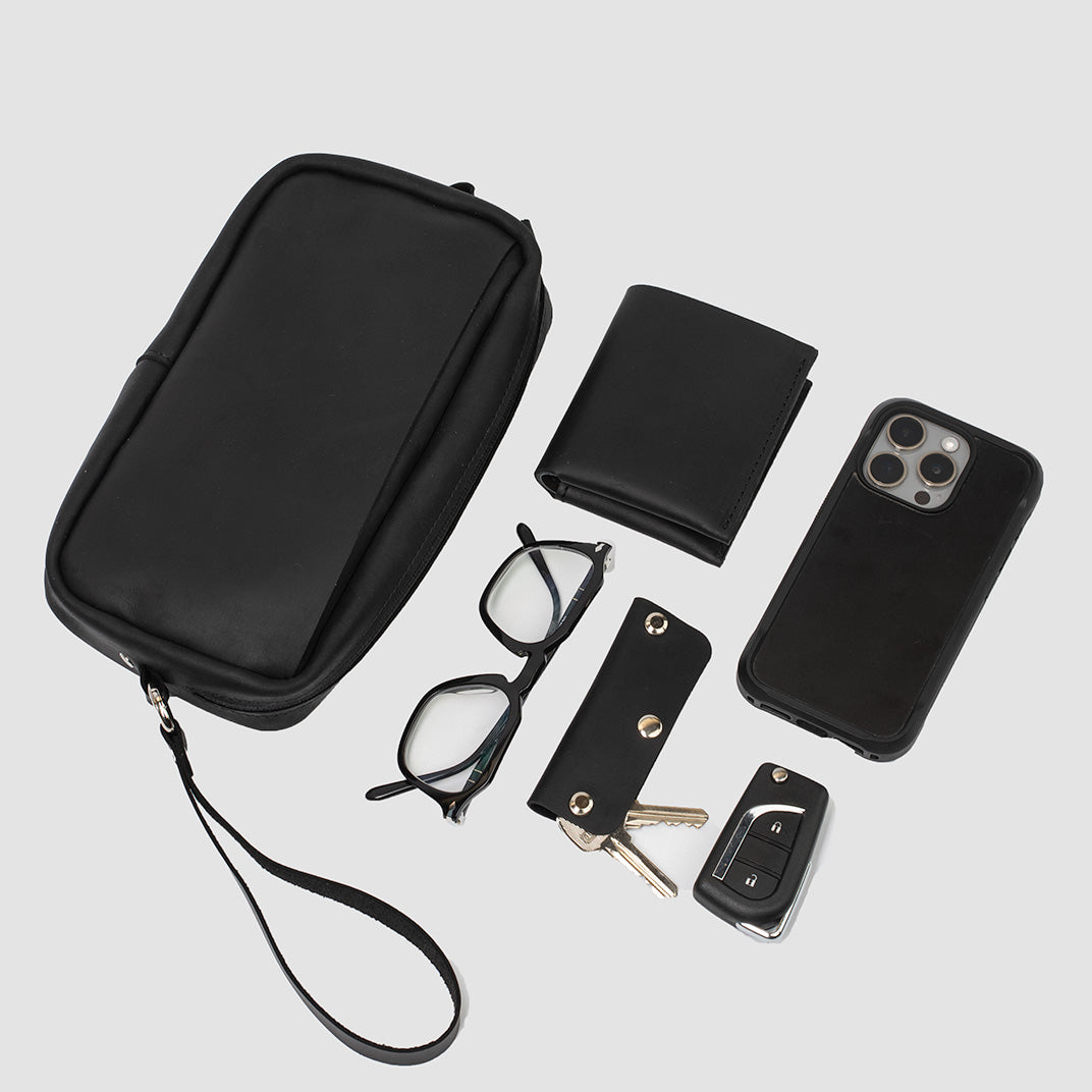 Mini sac besace en cuir noir avec accessoires et porte-clés