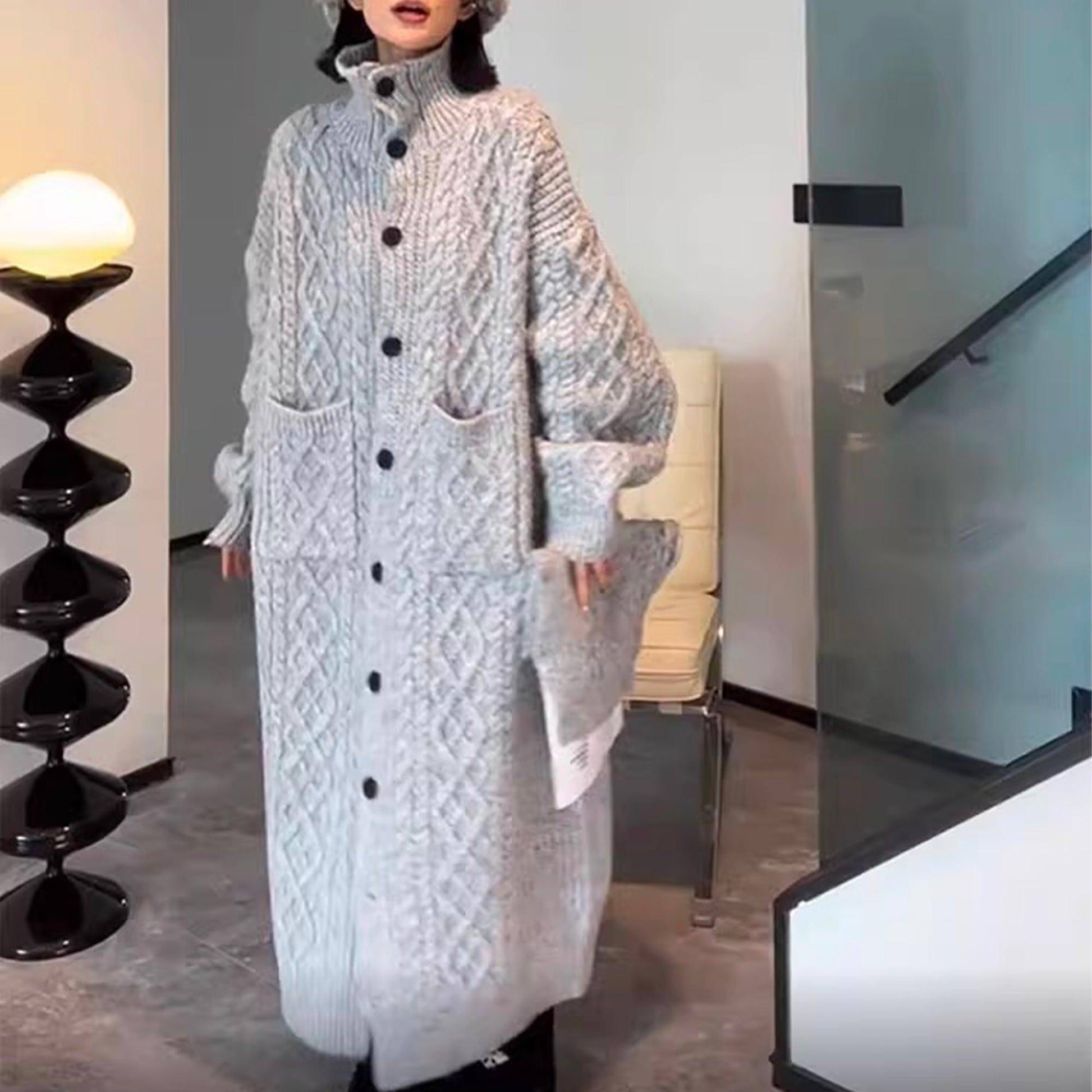 Cardigan long tricot gris clair, patte boutonnée, poches plaquées, col montant