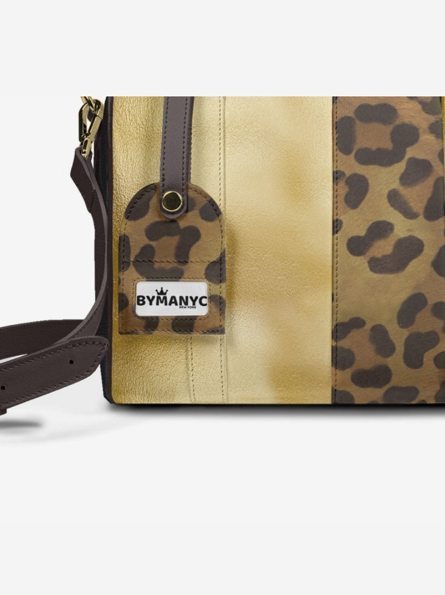 Sac BYMANYC New York, détail étiquette sur panneau imprimé léopard et cuir beige