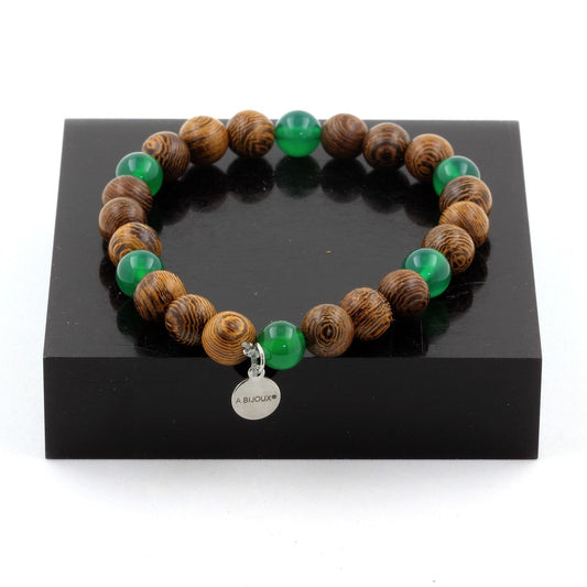 Bracelet perles de bois brun et pierre verte, style élastique, fermoir discret.