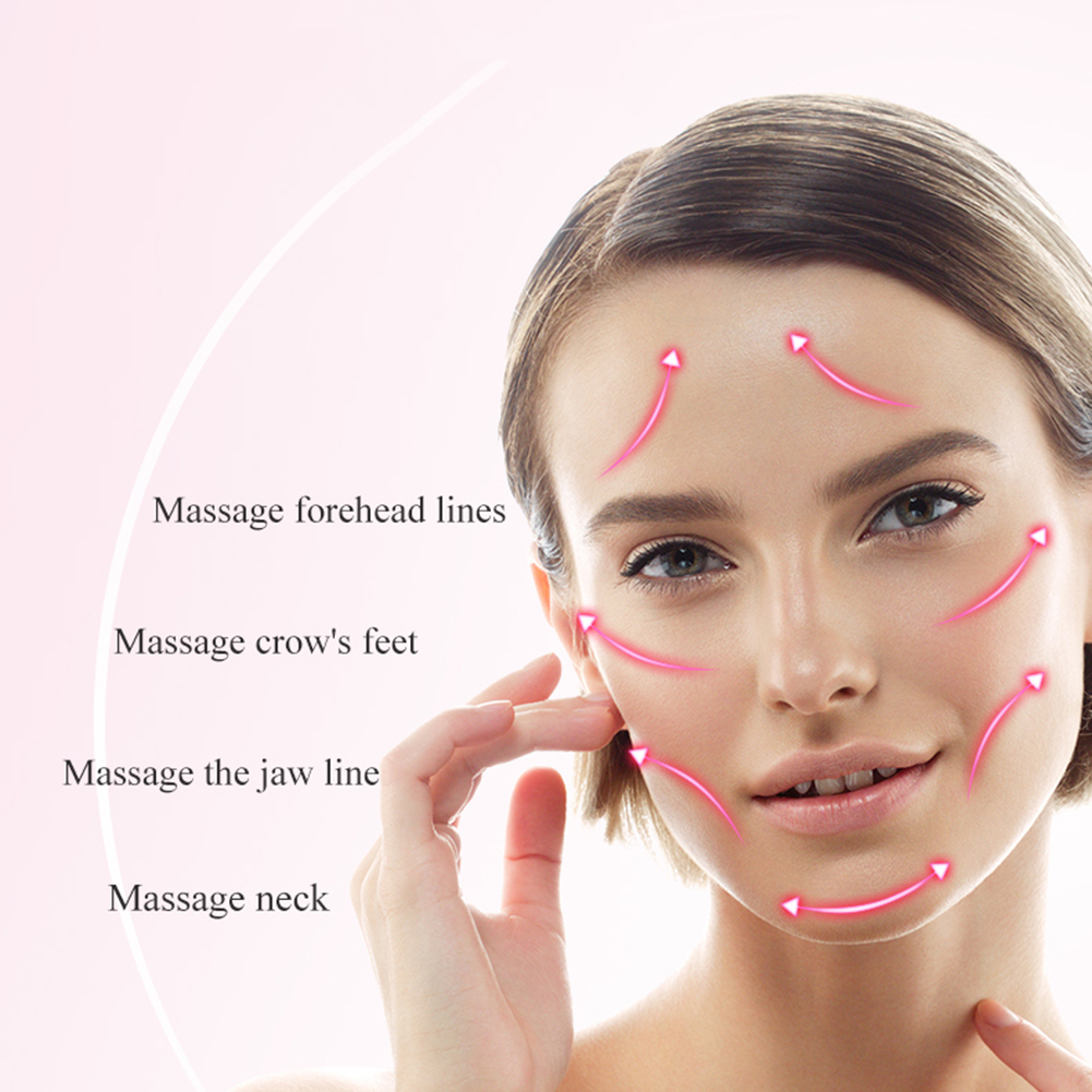 Rouleau de massage facial rose à picots noirs, tenu du bout des doigts