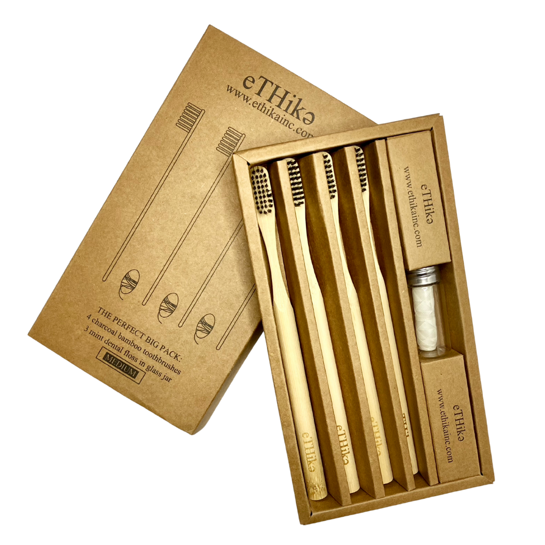 Coffret Ethika en bambou ouvert : 7 brosses à têtes noires et étui en carton