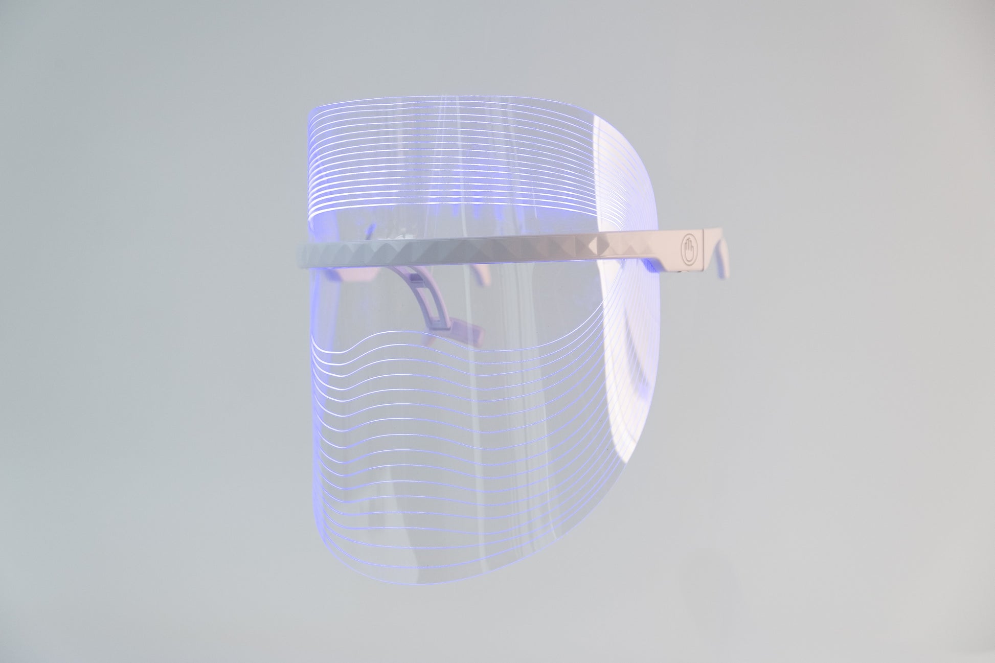 Masque LED pour le visage transparent, bandeau gris, lignes lumineuses bleues, vue de profil