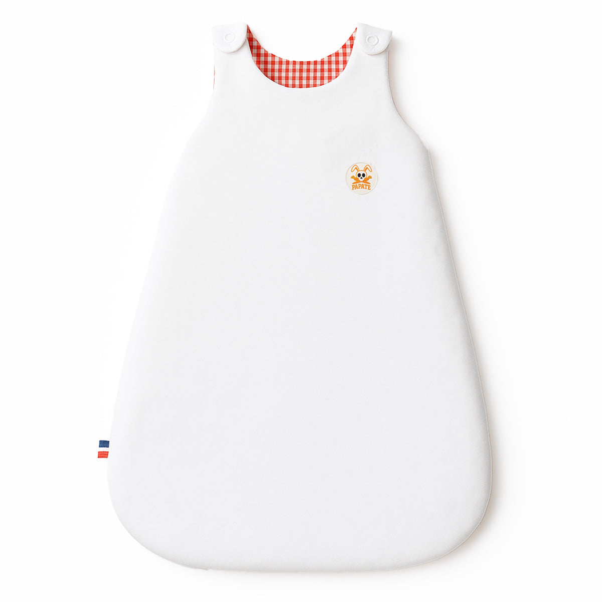 Gigoteuse bébé blanche sans rembourrage, emmanchures boutonnées et petit motif sur la poitrine.