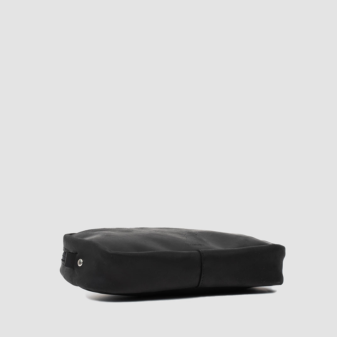 Mini sac besace en cuir noir, vue de dessus et coutures
