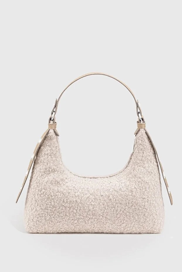 Sac baguette en fausse fourrure beige avec anses courtes dorées et petite étiquette