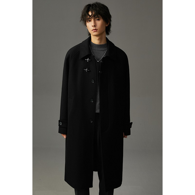 Manteau long en laine kaki, vue de dos, coutures centrales et col montant.