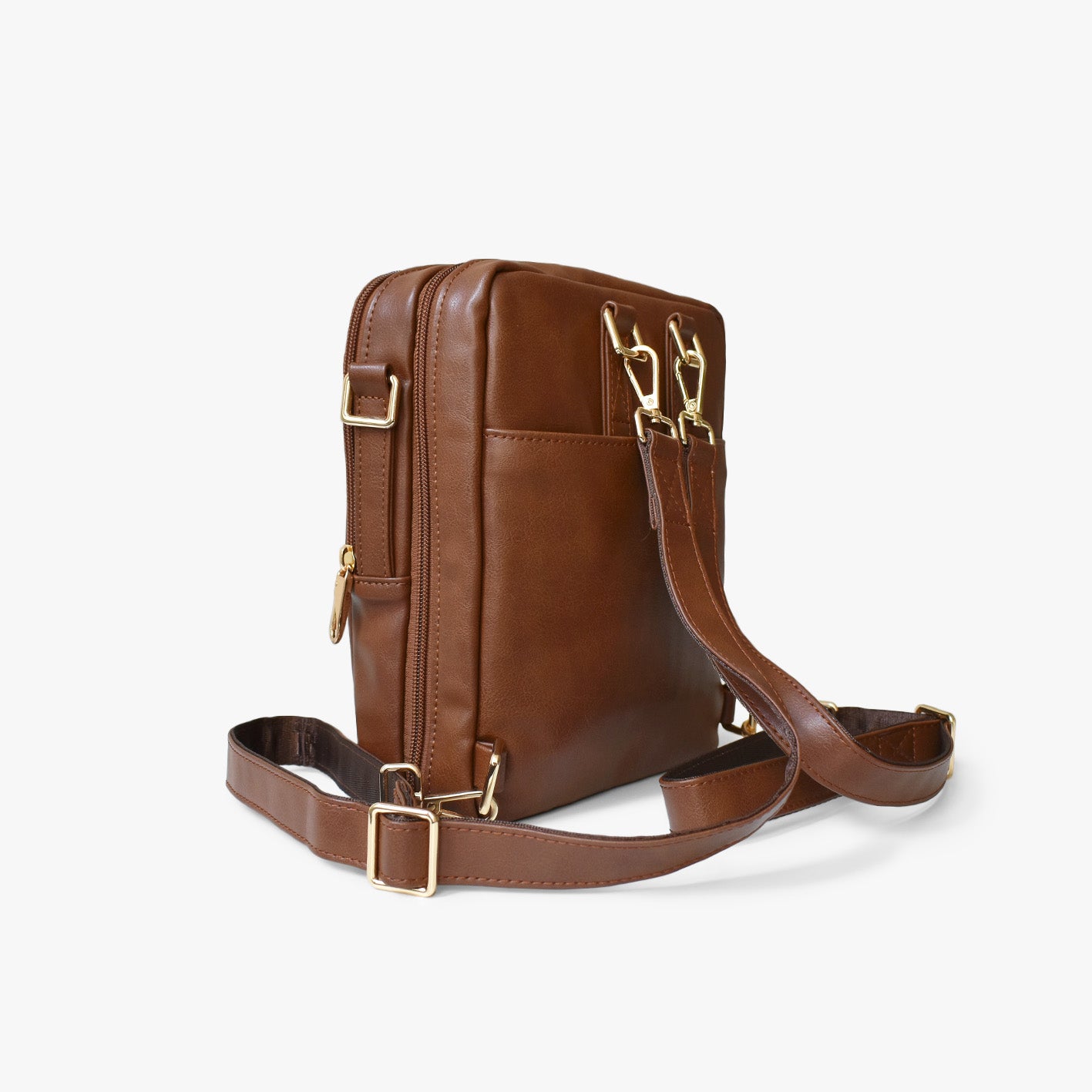 Mini sac marron, sangle marron, fermetures éclair et poche avant à rabat.