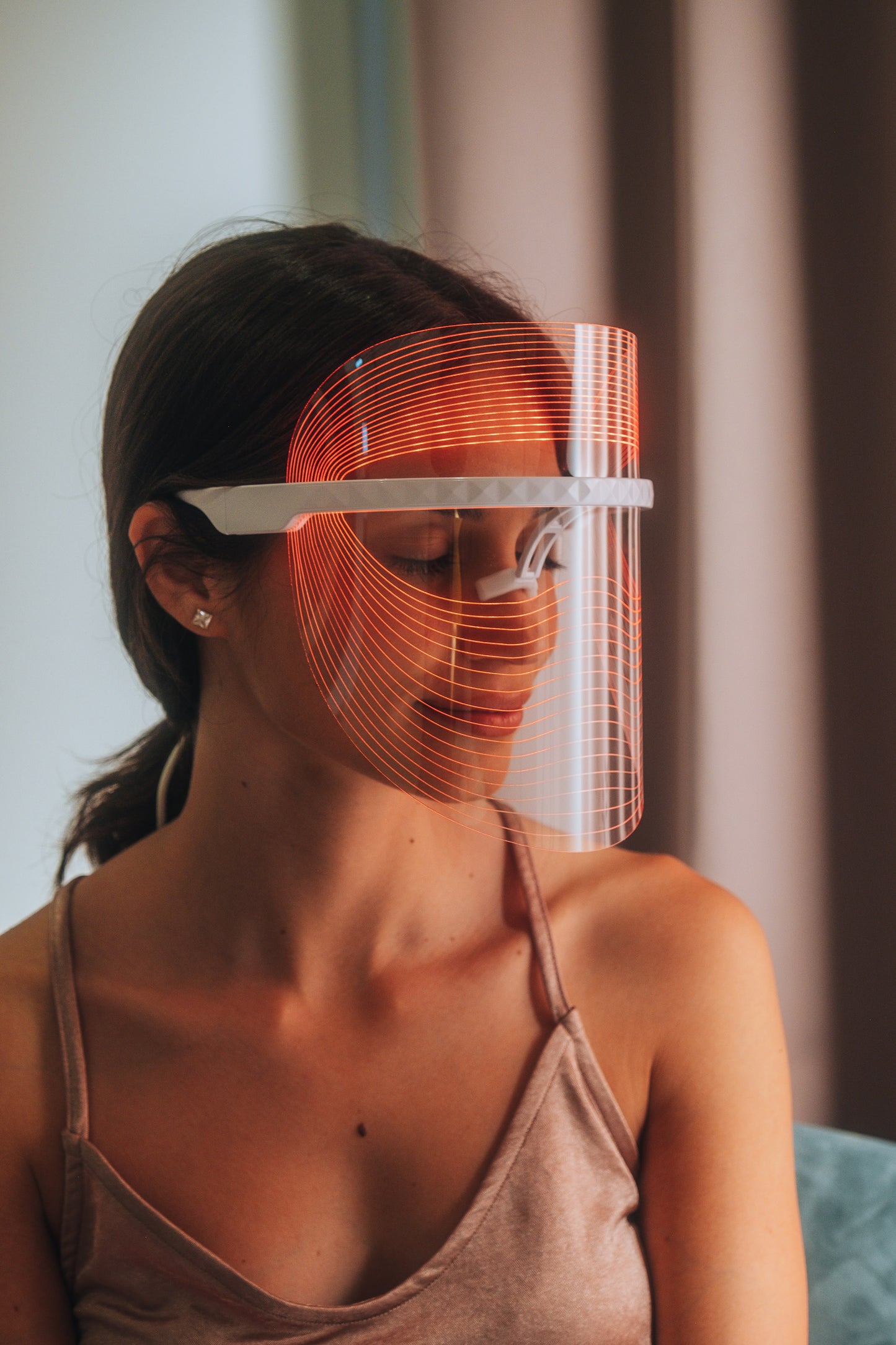 Masque LED pour le visage transparent, bandeau blanc, lueur orange, porté de côté