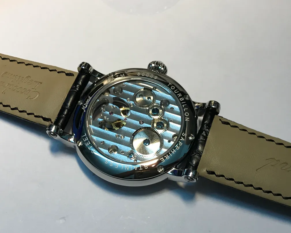 Montre homme fond de boîtier ouvert, mouvement apparent, bracelet cuir noir