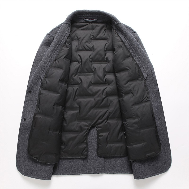 Manteau homme en laine grise, doublure matelassée visible à l’intérieur.