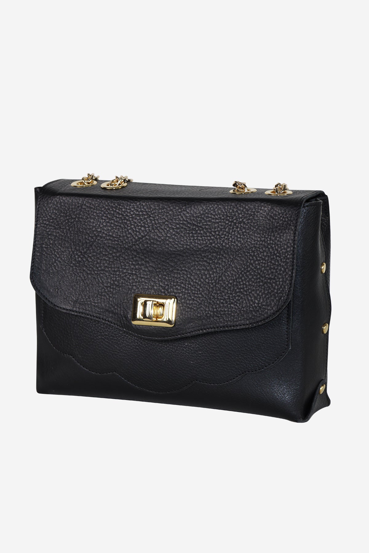 Sac en cuir noir style vintage, rabat à boucle et fermoir, chaînette décorative.