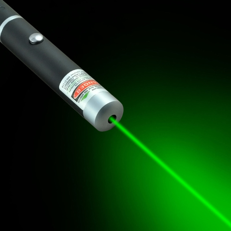 Pointeur laser vert en aluminium noir, faisceau vert sortant de la lentille